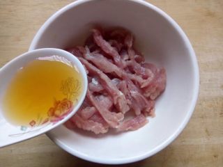 7、水中参炒三丝,加1勺料酒