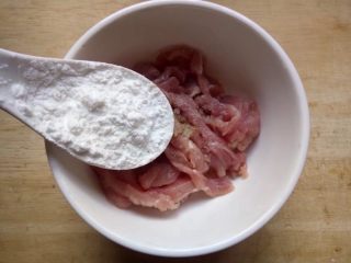 9、水中参炒三丝,加1勺淀粉