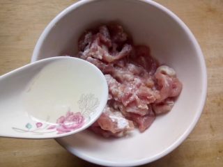 10、水中参炒三丝,加1勺油