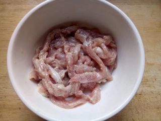 11、水中参炒三丝,肉丝抓匀，腌制一会儿