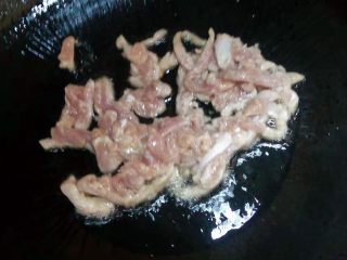 12、水中参炒三丝,锅内放油，下肉丝翻炒