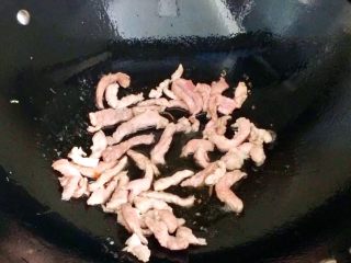 13、水中参炒三丝,炒到肉丝变色，盛出来