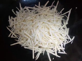 15、水中参炒三丝,加入茭白丝翻炒