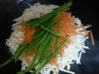 16、水中参炒三丝,加入胡萝卜丝，青椒丝