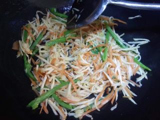 17、水中参炒三丝,翻炒至蔬菜丝变软