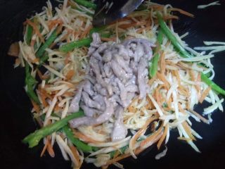 18、水中参炒三丝,下肉丝一起炒