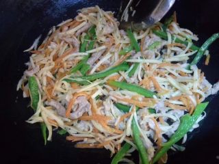 20、水中参炒三丝,放好调味料翻炒几下即可出锅