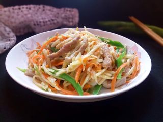 21、水中参炒三丝,装盘。