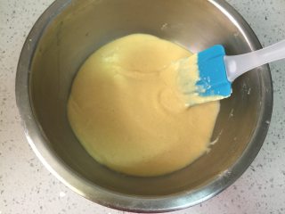 2、奶香玉米饼, 把牛奶和干性材料搅拌均匀。