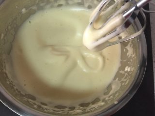 5、奶香玉米饼,用打蛋器把鸡蛋高速打发,打到发白,打的时候出现纹路,提起打蛋头,低落的蛋液不会马上消失就可以了。这个过程可能比较久,要有耐心,为了宝宝能吃到没有泡打粉的软饼,一定要坚持。