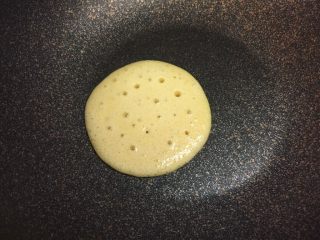 8、奶香玉米饼,全程小火,待面饼表面有大气空出现时,翻面。