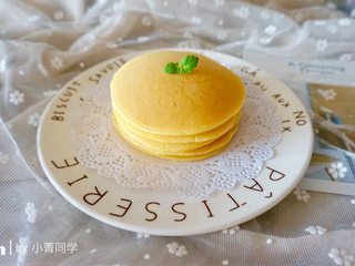 10、奶香玉米饼,煎好了叠起来,金灿灿的颜色很好看。