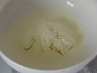 3、酸奶溶豆,把奶粉，淀粉过筛入酸奶中。