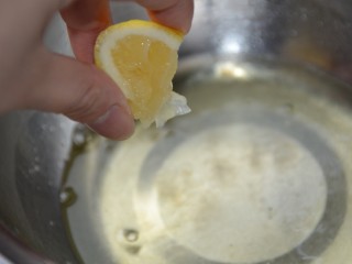 5、酸奶溶豆,开始打蛋白。挤几滴柠檬，开始高速打发。