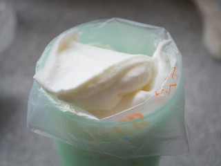 12、酸奶溶豆,装入裱花袋中。