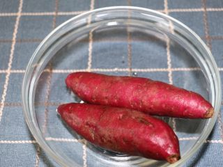 1、健康燕麦紫薯热饮,紫薯洗干净