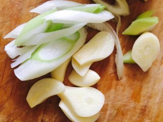 5、茭白炒肉片,蒜切片，葱切滚刀块