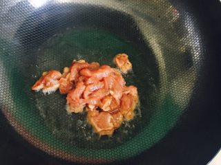 6、茭白炒肉片,油锅烧热放入淹好的肉翻炒均匀