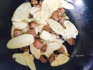 11、茭白炒肉片,中火快速翻炒