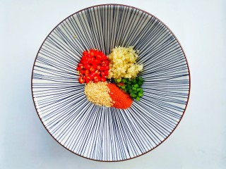 2、麻酱宽粉,葱花1勺➕蒜末1勺➕小米辣1勺➕辣椒粉1勺➕白芝麻1勺放入碗中，