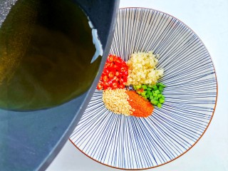 3、麻酱宽粉,淋入半碗热油，