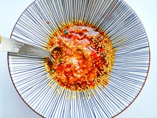 11、麻酱宽粉,搅拌均匀。