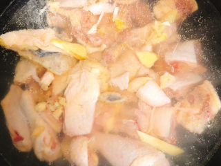 2、冬日暖身鸡汤,鸡放入锅中焯水去浮末，记得放入几片姜片和2滴料酒去腥