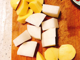 3、冬日暖身鸡汤,白萝卜和土豆切块