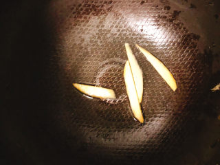 4、冬日暖身鸡汤,电饭锅内也放入几片姜片打底