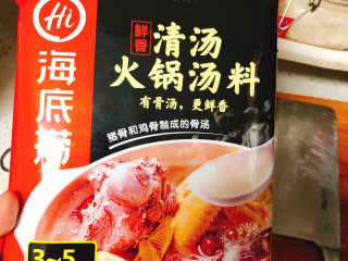 6、冬日暖身鸡汤,很多新手不会调味，可以买这种直接弄好的汤底，保证味道不差哦