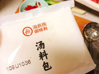 7、冬日暖身鸡汤,放入汤料包到电饭锅中