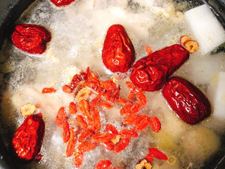 8、冬日暖身鸡汤,倒入红枣和枸杞，里面有专门的鸡油，我怕太油就没有放。你们可根据自己口味需求放。