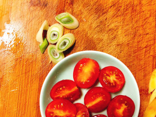 10、冬日暖身鸡汤,小番茄大葱切开备用