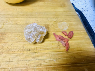 2、冰糖雪梨,准备冰糖枸杞，百合泡碗里漏拍了