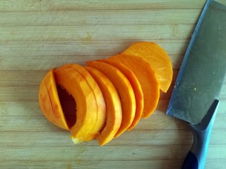 2、黑米雪花球,南瓜去皮切片