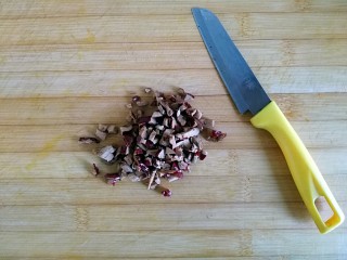 3、黑米雪花球,红枣去核切丁