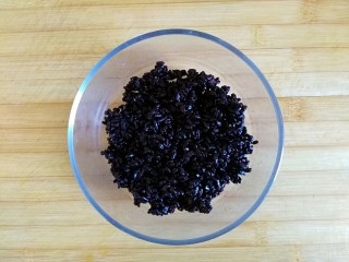 4、黑米雪花球,取一空碗倒入剩米饭（黑米饭）