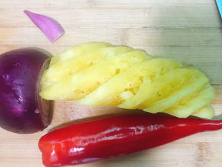 1、菠萝虾仁炒饭,准备好洋葱、红尖椒、浸泡过盐水的菠萝