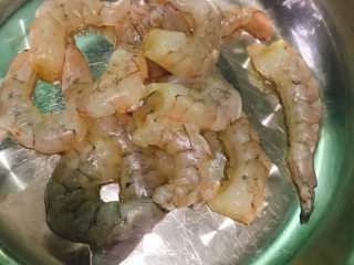 2、菠萝虾仁炒饭,虾剥壳开背去虾线后冲洗干净