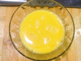 3、菠萝虾仁炒饭,鸡蛋打成蛋液