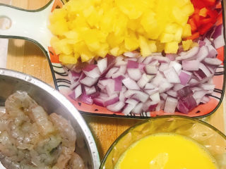 4、菠萝虾仁炒饭,菠萝、洋葱、红尖椒切成粒备用