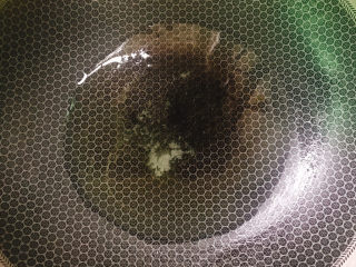 6、菠萝虾仁炒饭,锅烧热后放油。