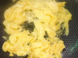 7、菠萝虾仁炒饭,倒入蛋液炒至凝固。