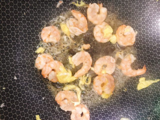 9、菠萝虾仁炒饭,炒至八成熟。