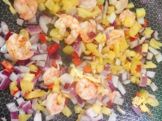 10、菠萝虾仁炒饭,倒入洋葱、红尖椒、一半菠萝粒