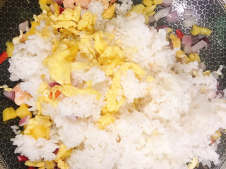 11、菠萝虾仁炒饭,再倒入米饭。