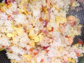 12、菠萝虾仁炒饭,翻拌均匀。
