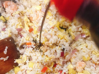 13、菠萝虾仁炒饭,放入酱油