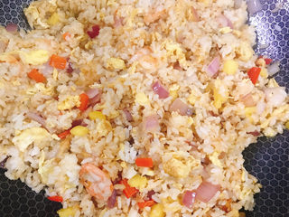 14、菠萝虾仁炒饭,继续翻拌均匀。