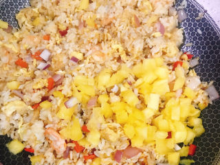 15、菠萝虾仁炒饭,倒入剩下的菠萝粒炒匀即可出锅。